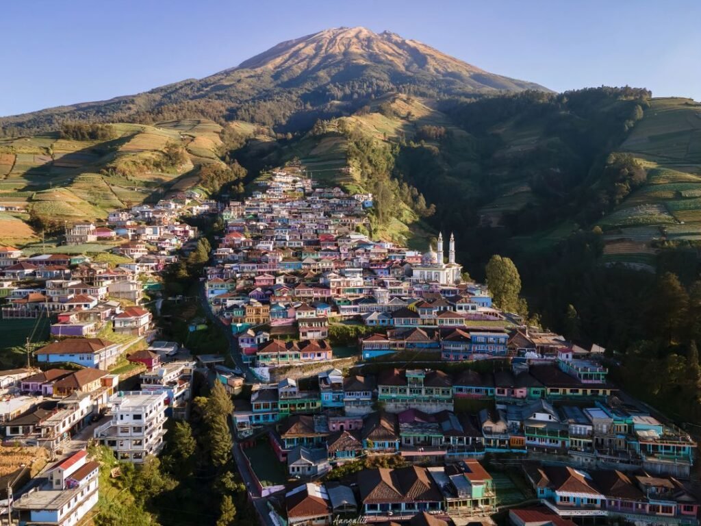 Ilustrasi Pemandangan Ikonik Nepal van Java di Pagi Hari