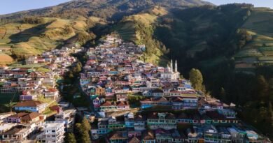 Ilustrasi Pemandangan Ikonik Nepal van Java di Pagi Hari