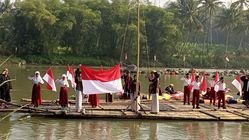 Unik! Warga di Borobudur Magelang Gelar Upacara 17 Agustus 2025 di Atas Getek di Tengah Deras Sungai Progo